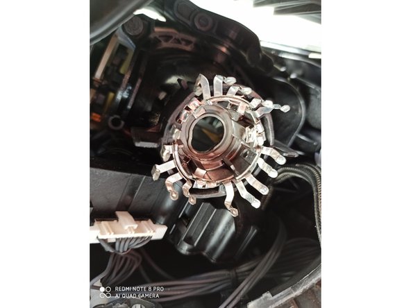 Déclipser la prise en la tirant vers le bas.