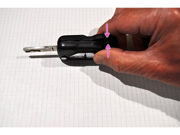 Presser les 2 coques jusqu'à entendre le &quot;clic&quot; des encliquetage