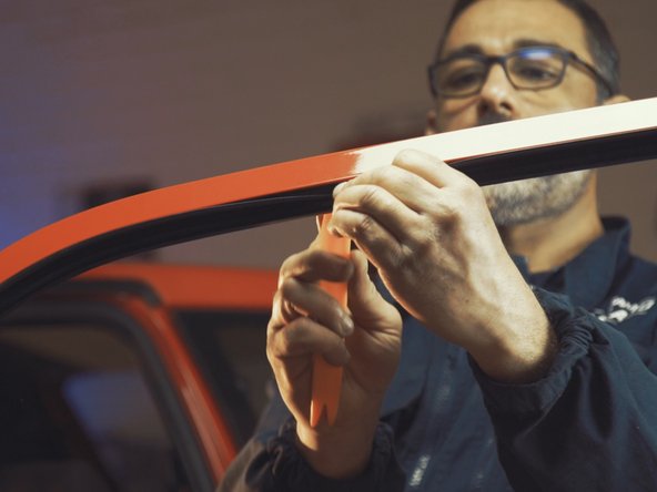 
Release the window seal on the top of the door by pulling it downwards.
