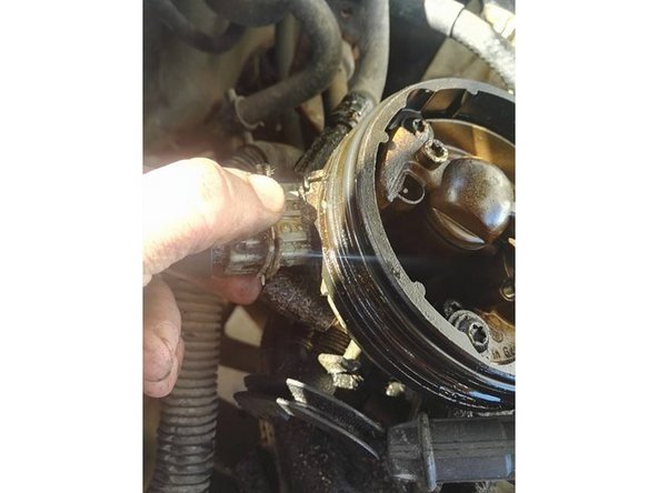 Pour débrancher les fiches électriques, appuyez sur la languette métallique puis tirez sur la fiche