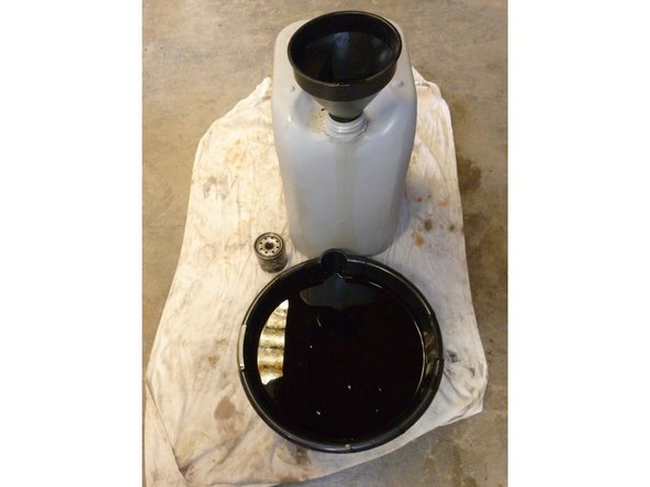 Pendant que le moteur chauffe, vider votre vieille huile dans un bidon que vous amènerez à la déchetterie avec le vieux filtre.