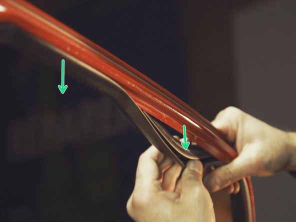 
Be careful not to damage the seal.
