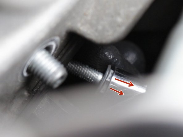 Décrocher la durite d'essence sur le carter en plastique