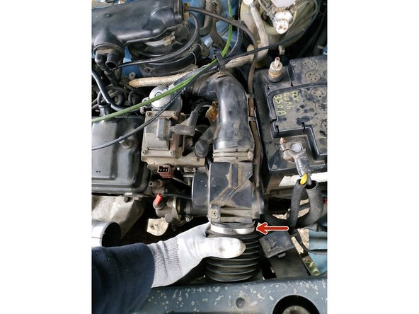 rentrer le manchon d'air dans le tuyau de prise d'air puis serrer le collier à l'aide de la clé de 7mm