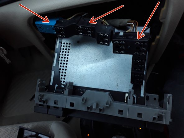 sur la photo 3 on voit bien les connectiques défaites. sortir l'autoradio au maximum afin de pouvoir passer la main à l’intérieur