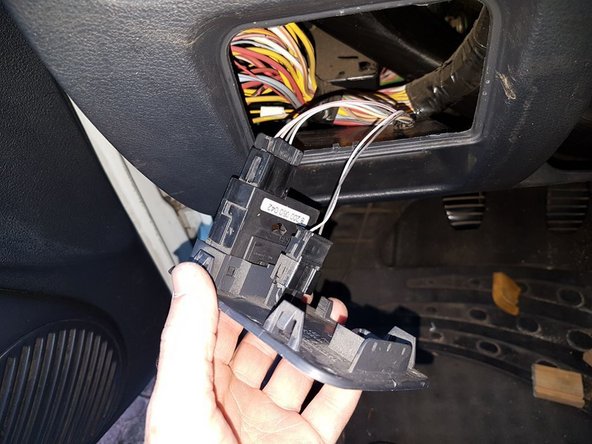 Déclipser le cache du réglage des phares et déconnecter les connecteurs.
