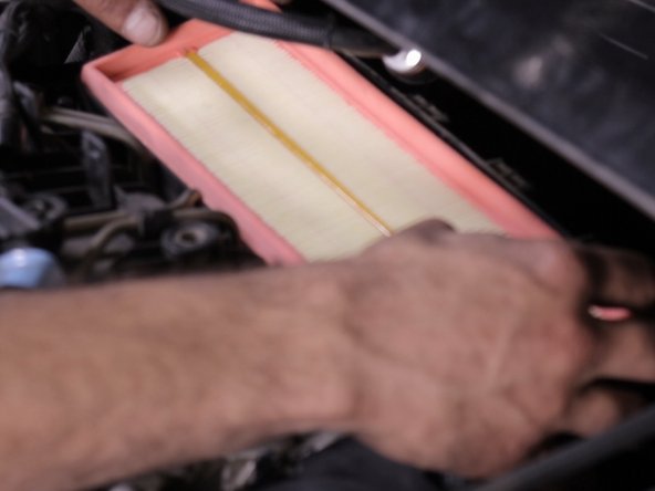 Replacer le nouveau filtre à air dans la boite à air , bien vérifier que ce dernier soit bien insérer