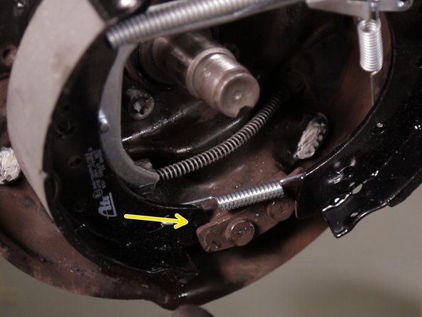 Placer un côté des mâchoires dans l'encoche du bas puis le haut