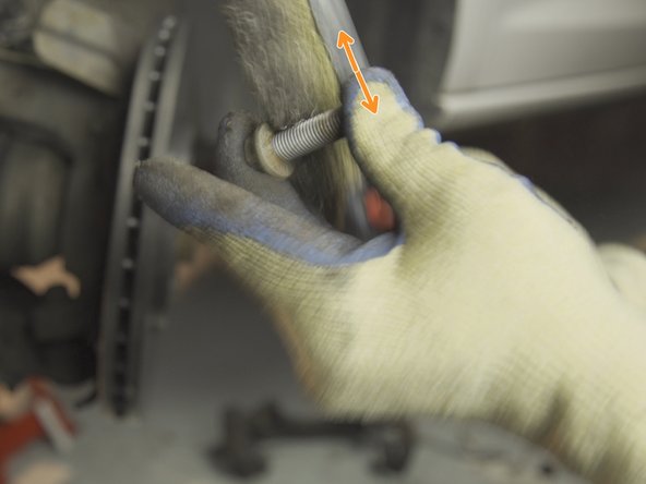 Brosser les deux vis de maintien de la chape