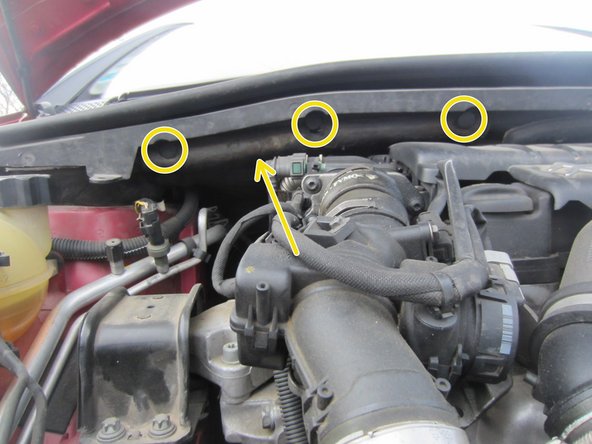 Réinstaller l'insonorisation moteur et les 3 rivets