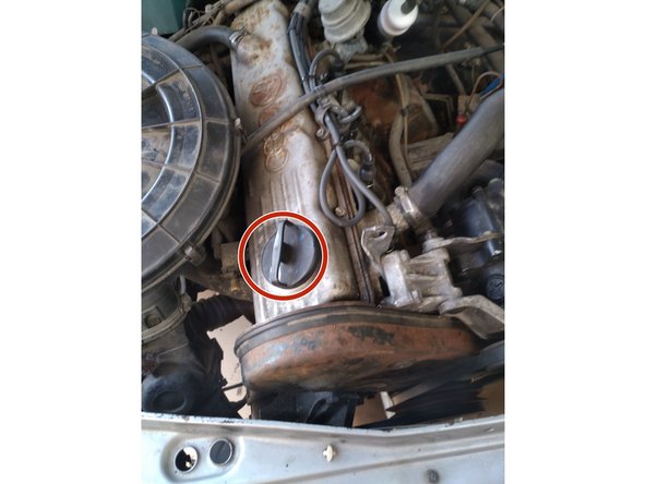 Dévisser le bouchon de remplissage et remplir d'huile à nouveau (10w40) environ 4,5L avec le filtre.