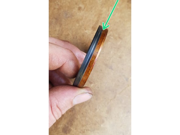 Enduisez la portée du joint spi avec de l'huile neuve.