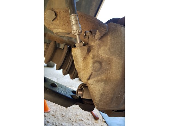 Dévissez les vis avec une clé BTR de 7mm.