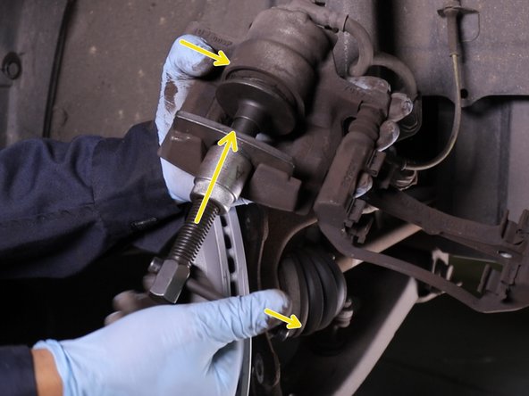 Placer le repousse pistion dans l'étrier et repousser le piston jusqu’au bout en tournant sur la manivelle