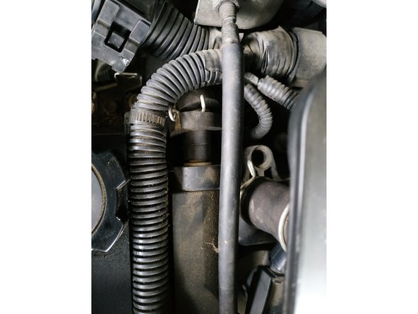 remettre la durite de reniflard en place, bien en butée