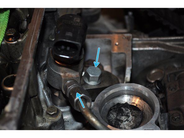 
Place the flange and screw ensuring that the alignment with the high pressure line is correct
