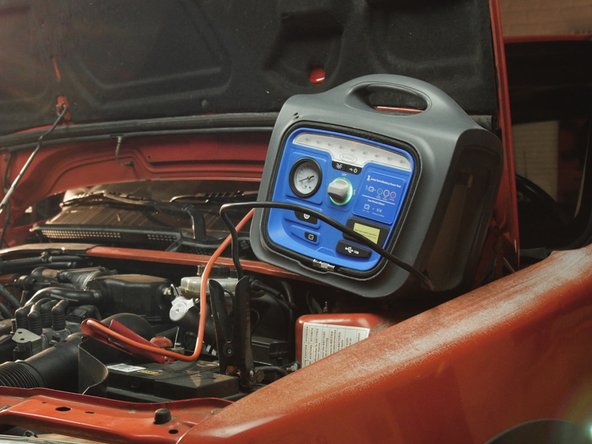 Une fois les deux pinces positionnées actionner le bouton pour la mise sous tension du booster