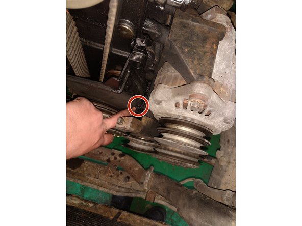 Remonter temporairement la poulie damper pour aligner le repère avec la vis de fixation du carter de distribution