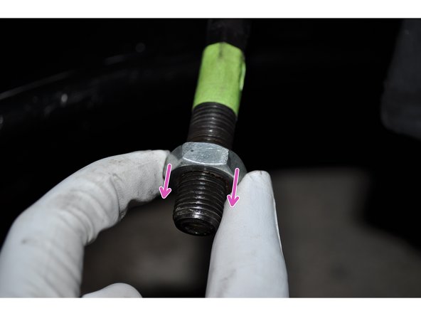 Déposer le contre écrou de la rotule axiale.