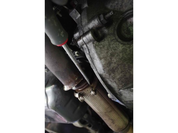 Une clé de 17 pour le côté avec le flexible. Pour enlever le collier (qui enveloppe les deux parties) : utilisez un tournevis plat (opération pas évidente, il faut forcer un peu).