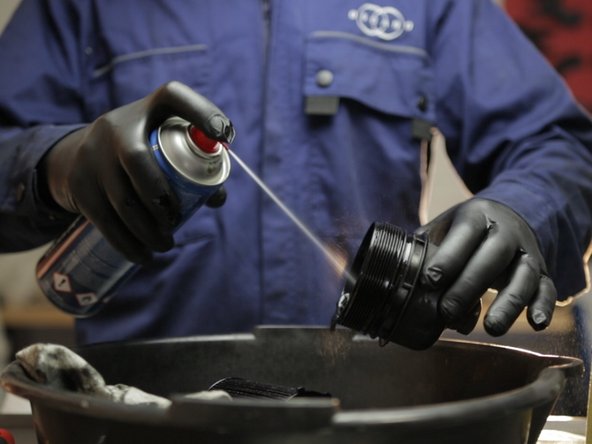Nettoyer la cloche avec du nettoyant frein