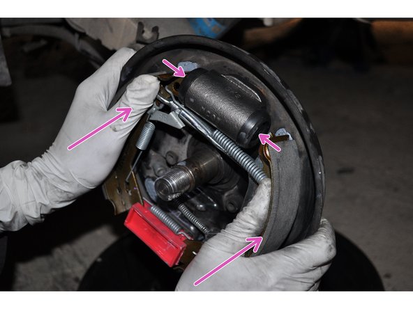 Positionner les becs des mâchoires sur le cylindre de roue