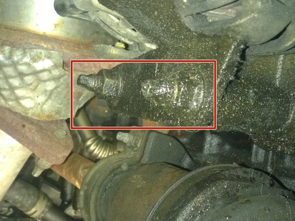 Le démontage de l'alternateur est nécessaire pour démonter la pièce monobloc qui tient le tendeur et 2 galets. Il n'est pas nécessaire de débrancher les parties éléctriques de l'alternateur. Pour retirer l'alternateur, il faut retirer 3 boulons. 2 grâce à une clé de 15 situés juste sous l'alternateur et accessibles par le côté roue de la voiture.