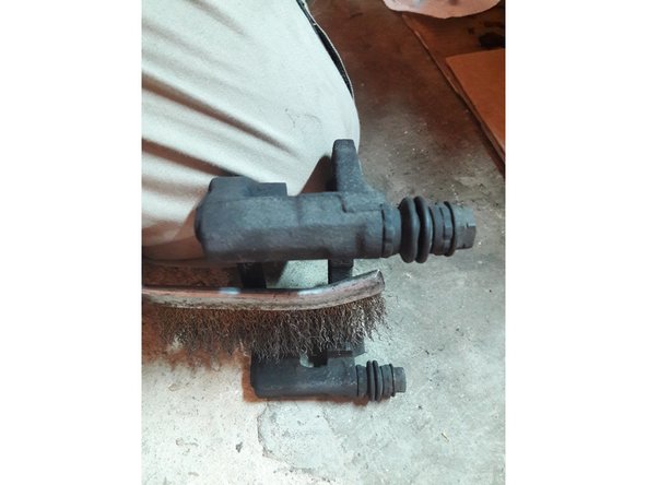 Appliquer une très fine couche de graisse sur le moyeu afin de simplifier un éventuel futur démontage.