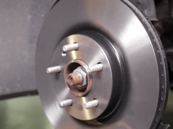 Replacer le nouveau disque sur le moyeu en insérant les vis dans les trous