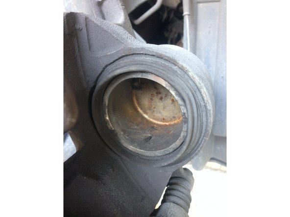 Maintenant que votre piston est rentré, on peut passer à la prochaine étape qui est celle de la remise de l'étrier sur son support.