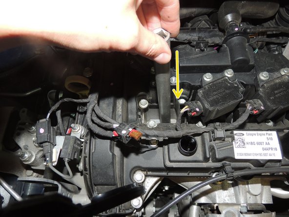 Faire le vissage de la bougie à la main.