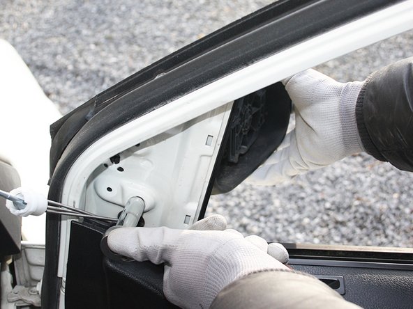 Desserrer la vis à l'aide d'une clé à cliquet avec douille de 10mm et une rallonge.