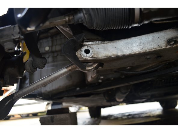 Une fois l'écrou dévissé, retirez-le, sortez la biellette de la fusée et placez-la au-dessus de son emplacement.