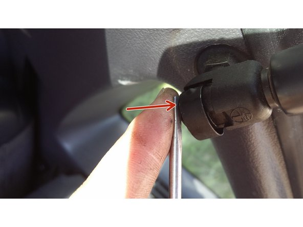 Pousser les clips pour qu'ils s'insert sur les vérins