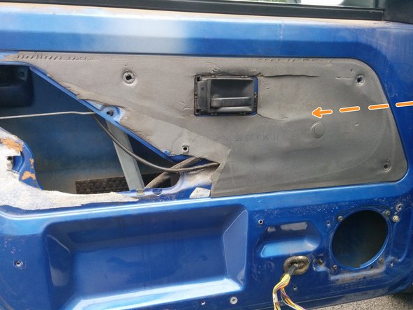 Déposer la protection acoustique en tirant doucement dessus