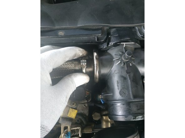 Il existe un outil spécifique mais les tenailles fonctionnent très bien.