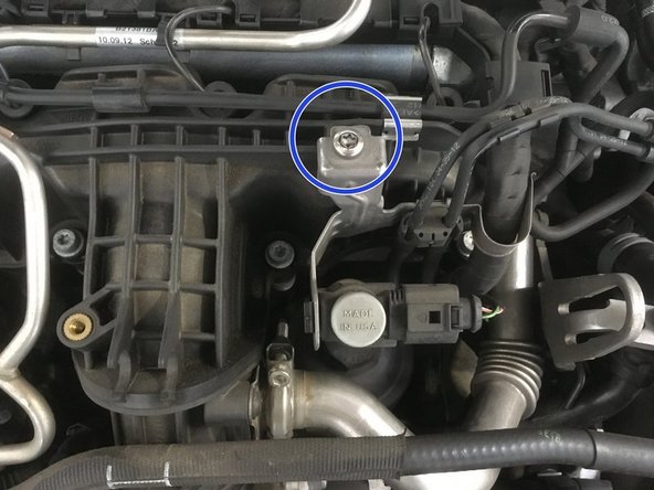 Remettre la patte métallique puis serrer la vis de Torx T30