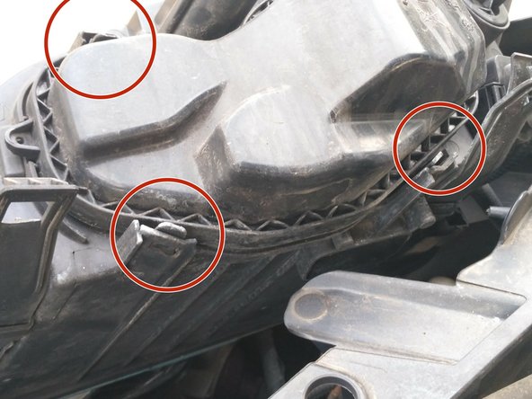 Déclipser les clips du cache de protection des connectiques des lampes.