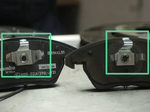 Si les plaquettes neuves possèdent un témoin d'usure mais que votre véhicule n'en est pas équipé, vous pouvez couper le câble à l'aide d'une pince