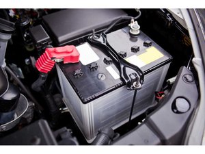 Changer la batterie - Renault Clio 2 - Tutoriels Oscaro.com