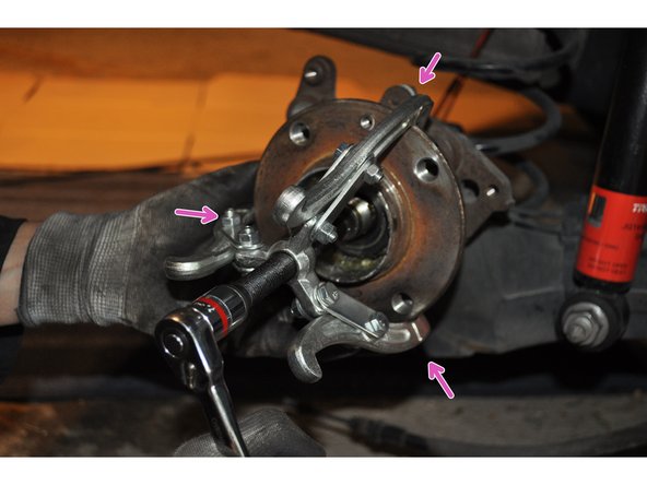 Utiliser un arrache moyeu.