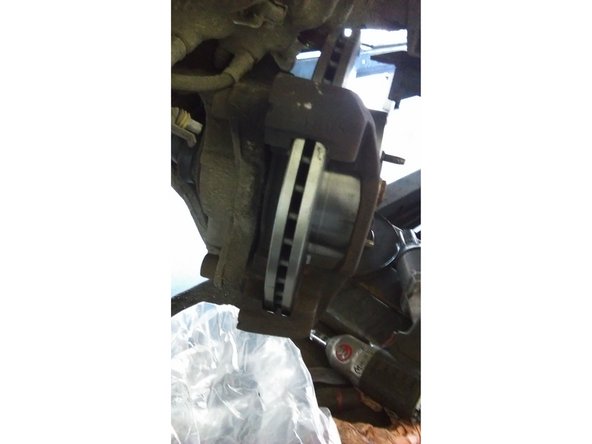 remontez le disque et le support d'étrier dans l'ordre inverse du démontage