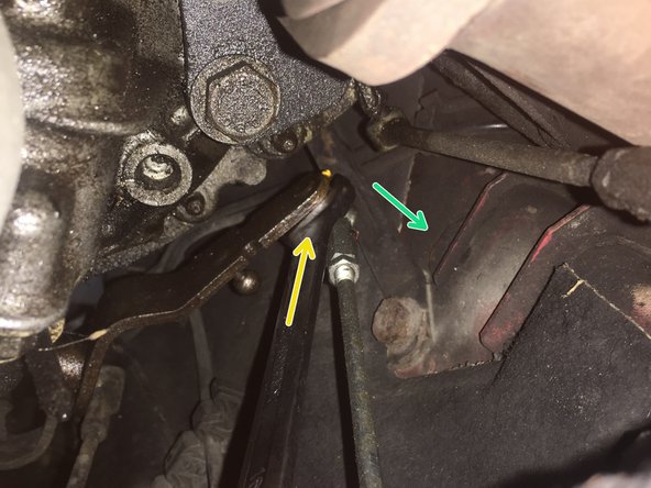 Pour les grosses têtes de biellette utilisez une clé plate de 17 afin de faire levier. Placez la clé plat entre la tête et son support