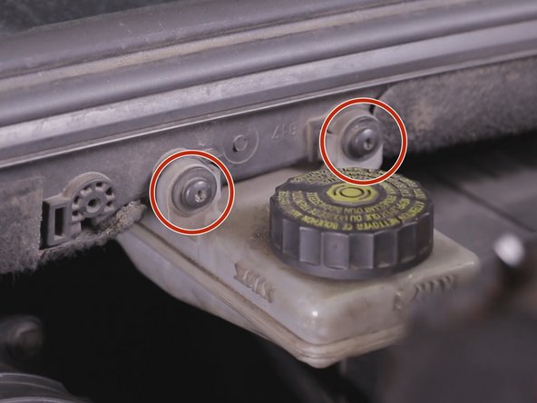 Retirer les 2 vis torx 20 de maintien du bocal de liquide de frein