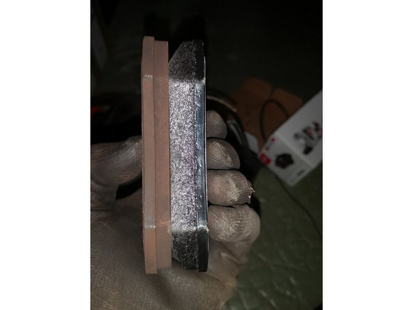 Comparaison entre la plaquette usée et la neuve. Cette photo permet de constater pourquoi il est nécessaire de repousser les pistons de votre étrier.