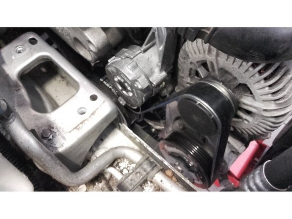 A l'aide de la clé plate de 18 tendre le galet et retirer la pige du galet