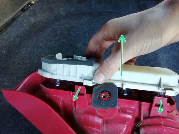 Déclipsez chaque attache en tirant la partie rouge vers l'extérieur, puis soulever la platine.