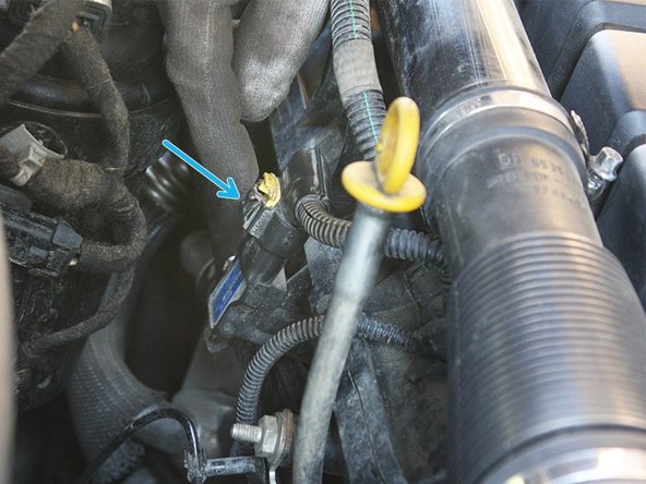 Appuyer ensuite sur la languette et tirer sur le connecteur afin le débrancher.