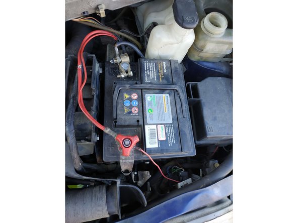 installer la batterie et reconnecter en commençant par le terminal positif (clé de 10mm pour le terminal négatif)
