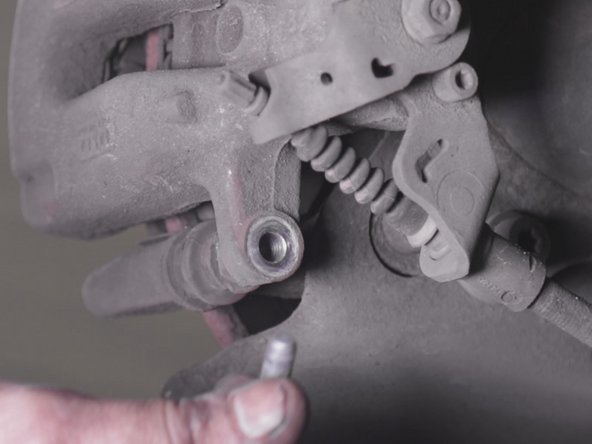 Dévisser et retirer les 2 vis de l’étrier